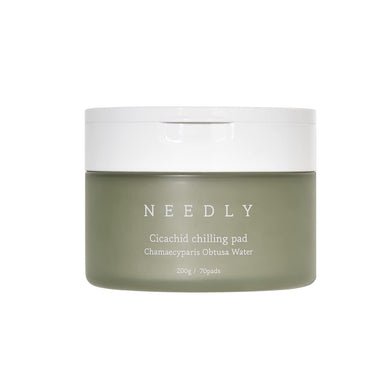 NEEDLY Cicachid Chilling Pad is a soothing and cooling pad designed to calm irritated skin. Infused with Centella Asiatica extract and Madecassoside, it helps reduce redness and soothe inflammation. The combination of Hyaluronic Acid and Betula Platyphylla Japonica juice provides deep hydration, while essential oils like sage, basil, and artemisia refresh and revitalize the skin. Perfect for all skin types, especially sensitive skin in need of calming and hydration.