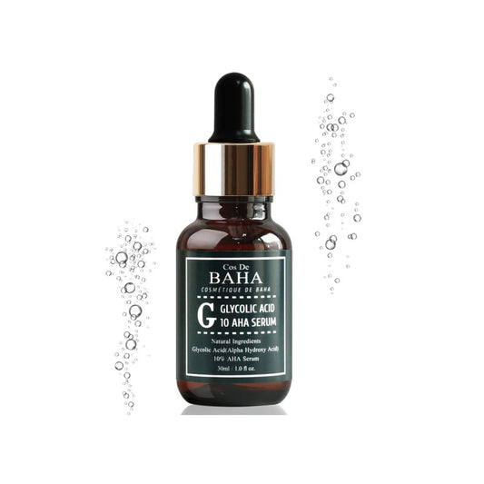 COS DE BAHA (G) AHA Glycolic Acid 10% Serum is an effective exfoliating serum that revitalizes all skin types. It contains 10% Glycolic Acid to deeply exfoliate, promoting a smoother, brighter complexion and reducing fine lines. Enriched with soothing Aloe Barbadensis Leaf Extract and antioxidant-rich Camellia Sinensis Leaf Extract, it calms the skin while enhancing texture and clarity. Always pair with sunscreen, as glycolic acid increases sun sensitivity.