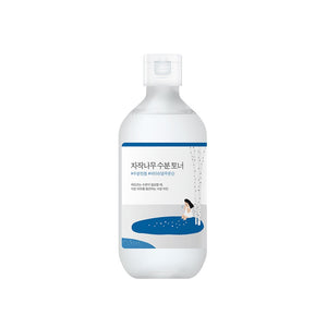 ROUND LAB Birch Juice Moisturizing Toner is a hydrating and soothing toner that features Birch Juice (10,000ppm) as its key ingredient, known for its moisturizing and skin-replenishing properties. Enhanced with Hyaluronic Acid and Sodium Hyaluronate, it delivers deep hydration to the skin. The toner also contains Ascorbic Acid (Vitamin C) for a brightening effect, while Panthenol and Dipotassium Glycyrrhizate help soothe and calm the skin. With a lightweight, refreshing formula, it prepares the skin for the